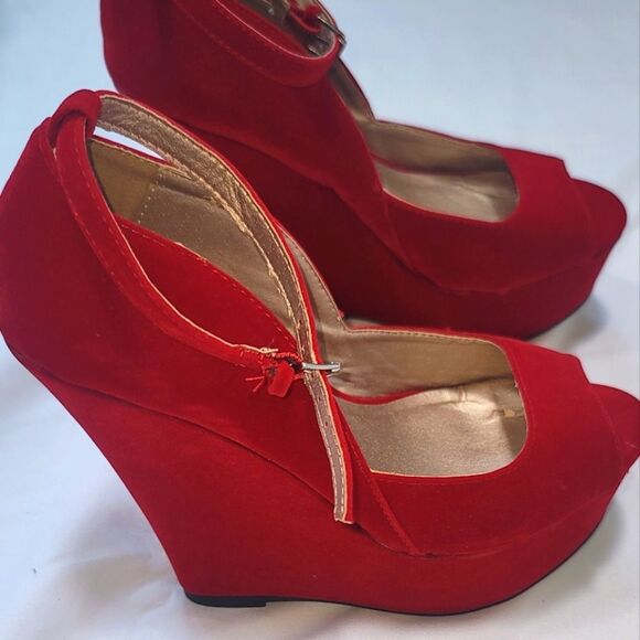 NIB, Women's Suede Red Platform by Qupid - Picture 4 of 6